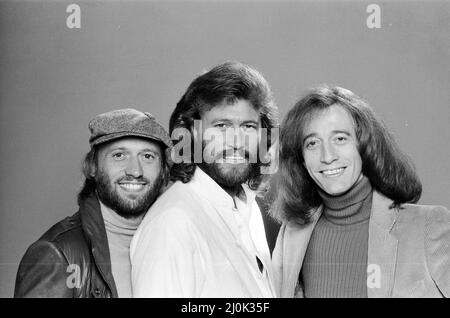 The Bee Gees zurück in London 22. November 1981. Von links nach rechts: Maurice Gibb Barry Gibb Robin Gibb *** Ortsüberschrift *** Sänger Stockfoto