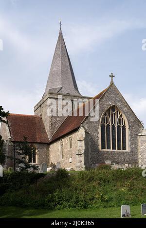 ALFRISTON, EAST SUSSEX, Großbritannien - 13. SEPTEMBER: Blick auf die St Andrews Church in Alfriston, East Sussex am 13. September 2021 Stockfoto