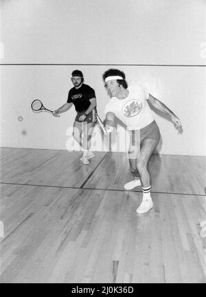 Tom Jones spielt Squash mit seinem Sohn Mark Woodward im Caesars Palace Hotel, Las Vegas. 2.. Dezember 1982. Stockfoto