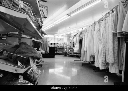 Woolworths Store, Holborn, London, 13.. August 1980. 420pm und kein Mensch in Sicht. Dies ist die Szene in einem Londoner Woolworths-Laden, nachdem sie einen drastischen Rückgang der Gewinne angekündigt hatten. Stockfoto