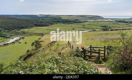 ALFRISTON, EAST SUSSEX, UK - SEPTEMBER 13 : Person, die ein Foto des Cuckmere River Valley von High und über Aussichtspunkt in der Nähe macht Stockfoto