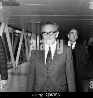 Der ehemalige US-Außenminister Henry Kissinger verließ den Londoner Flughafen, um mit Concorde nach New York zu fliegen. 30.. April 1982. Stockfoto