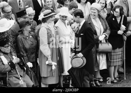 Lady Diana Spencer besucht ihre erste Garden Party im Buckingham Palace. Hier im Bild ein Gespräch mit ihrem Ehemann, Prinz Charles, während die Gäste um sie herum den Moment genießen. Bild aufgenommen am 23.. Juli 1981 Stockfoto