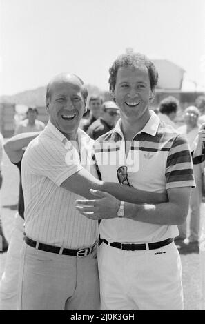 Alte Freunde und Gegner, Bobby Charlton & Franz Beckenbauer im englischen Trainingslager in Navacerrada, Madrid, Spanien, am Sonntag, 27.. Juni 1982, Westdeutschland und England treffen sich im Spiel der FIFA Fußball-Weltmeisterschaft 1982 der Gruppe B (29.. Juni) Stockfoto