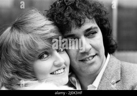 Linda Nolan, ein Mitglied der Singgruppe The Nolans, gab heute ihr Engagement für Brian Hudson von Barking, Essex, bekannt, der in den letzten Jahren die Tourmanagerin der Gruppe war. Das Paar plant, später im Jahr zu heiraten. 22.. April 1981. Stockfoto