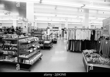 Woolworths Store, Holborn, London, 13.. August 1980. 420pm und kein Mensch in Sicht. Dies ist die Szene in einem Londoner Woolworths-Laden, nachdem sie einen drastischen Rückgang der Gewinne angekündigt hatten. Stockfoto