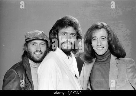 The Bee Gees zurück in London 22. November 1981. Von links nach rechts: Maurice Gibb Barry Gibb Robin Gibb *** Ortsüberschrift *** Sänger Stockfoto