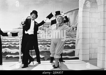 Peggy Mount nimmt die Rolle eines Badeschönheitsanwärter in „The End of the End of the Pier Show“ ein, der jetzt in den Southern TV Studios in Southampton, Hampshire, gedreht wird. 23.. Juli 1980. Stockfoto