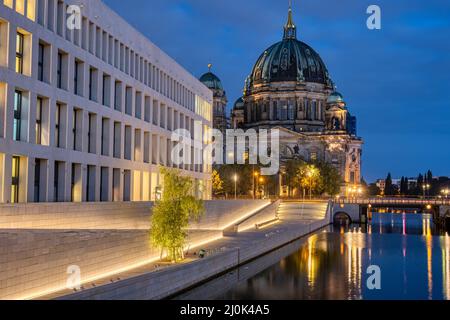 Der imposante Berliner Dom und die moderne Rückseite des Stadtpalastes bei Nacht Stockfoto