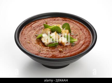 Schüssel Tomatensuppe isoliert auf weißem Hintergrund Stockfoto