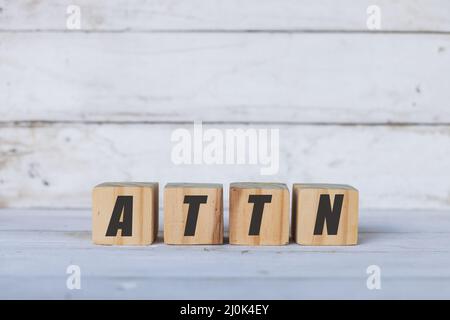ATTN Konzept geschrieben auf Holzwürfel oder Blöcke, auf weißem Holzhintergrund. Stockfoto