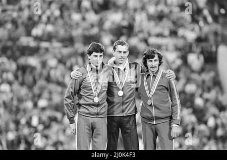 1980 Olympische Spiele im Central Lenin Stadium in Moskau, Sowjetunion. Großbritanniens Goldmedaillengewinnerin Steve Ovett steht auf dem Podium, nachdem er die Goldmedaille im 800-Meter-Finale der Männer gewonnen hat. Flankiert wird er von Silbermedaillengewinnerin Sebastian Coe aus Großbritannien und Nikolay Kirov, der Bronze holte. 27.. Juli 1980. Stockfoto