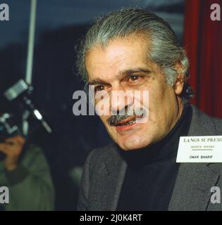 Omar Sharif, Schauspieler und professioneller Bridge-Spieler, nimmt am Langs Supreme Scotch Whisky International Bridge Tournament, um 1981, Teil. Stockfoto