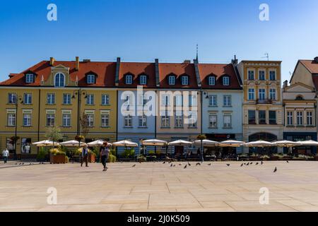 Bunte Häuser säumen den Rand des Stary Rynek Stadtplatzes in der Innenstadt von Bygdoszcz Stockfoto