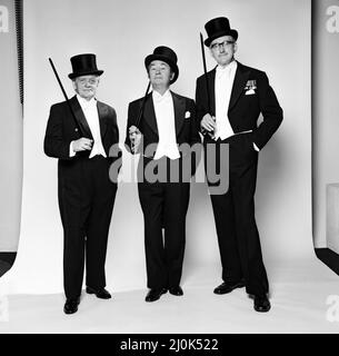 „Last of the Summer Wine“-Darsteller in Top-Hüten und -Schwänzen. L-R Bill Owen, Peter Sallis und Brian Wilde. 22.. Januar 1982. Stockfoto