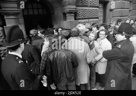 Szenen vor dem Old Bailey während des Prozesses gegen Peter Sutcliffe, den Yorkshire Ripper. London, 5.. Mai 1981. Stockfoto