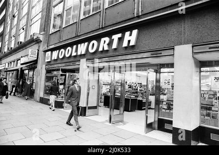 Woolworths Store, Holborn, London, 13.. August 1980. 420pm und kein Mensch in Sicht. Dies ist die Szene in einem Londoner Woolworths-Laden, nachdem sie einen drastischen Rückgang der Gewinne angekündigt hatten. Stockfoto