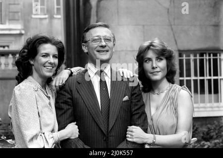 Edward Woodward Schauspieler mit Hilary Tindall (rechts) und Amanda Kemp (links) während der Fotoausstellung zur Förderung der neuen BBC-Sitcom werden sie mit dem Titel „Nice Work“, zusammen im Bild vom 8.. Oktober 1980, in der Hauptrolle sein. Edward Woodward spielt die Figur Edwin Thornfield, Hilary Tindall spielt Monica Thornfield und Amanda Kemp spielt Alice Morrison. *** Lokale Bildunterschrift *** Schauspielerin Stockfoto