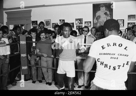 Boxer Errol Christie mit Sugar Ray Leonard im Thomas A'Becket gym24.. September 1982. Stockfoto