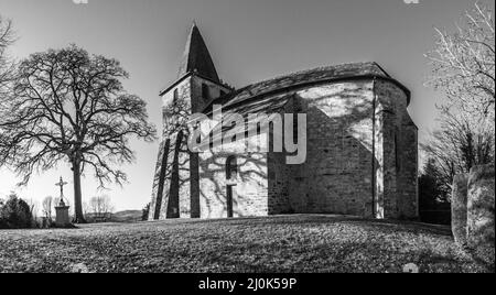 Sadroc (Corrèze, Nouvelle Aquitaine, Frankreich) - Vue panoramique de l'église Saint Pierre en hiver - Panoramablick auf die Kirche Saint Pierre im Winter Stockfoto