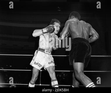 Maurice Hope / Rocky Mattioli (Neuverfilz). WBC World Super Welterweight Titel im Konferenzzentrum, Wembley, London, Großbritannien. Hoffnung, die TKO in Runde 11 gewonnen hat.(Bild) Kampfaktion. 12.. Juli 1980 Stockfoto