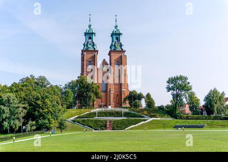 Horizontale Ansicht der Königlichen Kathedrale von Gniezno in Mittelpolen Stockfoto