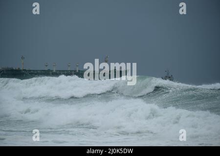 Naxxar, Malta. 19. März 2022. Das Foto vom 19. März 2022 zeigt einen Chemietanker vor der Küste Bahars-Caghaq, Naxxar, Malta. Der Chemikalientanker befand sich vor der Küste Bahars-Caghaqs, als er aufgrund der starken Winde und der rauen See, die am Samstag die maltesischen Inseln heimsuchte, außer Kontrolle gerutschte. Quelle: Jonathan Borg/Xinhua/Alamy Live News Stockfoto