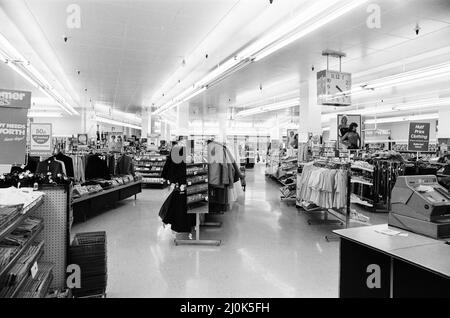 Woolworths Store, Holborn, London, 13.. August 1980. 420pm und kein Mensch in Sicht. Dies ist die Szene in einem Londoner Woolworths-Laden, nachdem sie einen drastischen Rückgang der Gewinne angekündigt hatten. Stockfoto