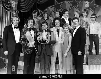 Komiker Ken Dodd bei Tyne Tees Television, nachdem er am 26.. November 1980 für sechs der besten Clubland-Acts in der Region eine Show-Fernsehspektakel gedreht hatte. Unter der Beobachtung von Bill Steel überreicht Ken Dodd Malcolm J White seinen Blue Star Gala Award mit From Left, Peter Saint, Keran Carter und dem Komiker Alan Fox. Dahinter stehen Mitglieder der Chris Cool Band mit Eddie Buchanan und Susan Wilson im Zentrum. Stockfoto