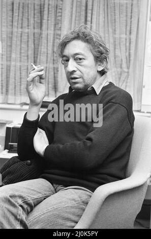 Serge Gainsbourg, Großbritannien, um die englische Version seines ersten Romans, Yevgenii Sokolov: A Parabolic Tale, zu veröffentlichen, die am Freitag, den 14.. November 1980, in den Londoner Büros seines Verlegers Virgin Books, abgebildet wurde. Stockfoto