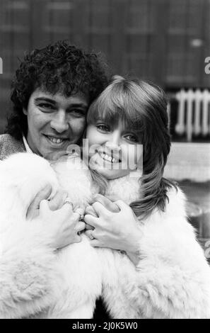 Linda Nolan, ein Mitglied der Singgruppe The Nolans, gab heute ihr Engagement für Brian Hudson von Barking, Essex, bekannt, der in den letzten Jahren die Tourmanagerin der Gruppe war. Das Paar plant, später im Jahr zu heiraten. 22.. April 1981. Stockfoto