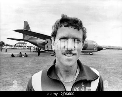 Das RAF'S Falcons Freifall-Fallschirmsprungteam hat eine spektakuläre Show für die 50.000 Zuschauer in und um den Sunderland Airport Air Day durchgeführt. Abgebildet ist der in Tynesdie geborene Sergeant Pete Reynolds der Falcons, der vor einem RAF Lockheed Hercules Transportflugzeug steht. 14/06/1981 Stockfoto
