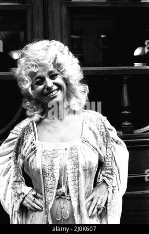 Die Handgepäck-Schauspielerin Barbara Windsor vor dem Threatre Royal, Newcastle, tritt am 7.. August 1980 in der Pantomime Jack and the Beanstalk auf Stockfoto