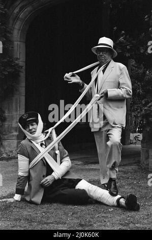 Eric Morecambe und Tom Baker vor Ort im Hever Castle, wo sie einen Comedy-Film drehen. 18.. August 1982. Stockfoto