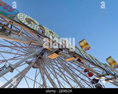 Riesenrad, Bodenansicht des Aferris-Rades gegen den blauen Himmel. Stockfoto