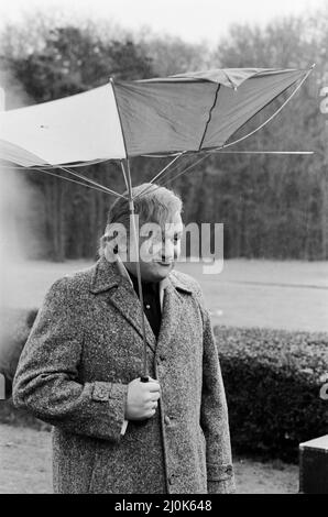 Dreharbeiten zur vierten und letzten Serie der BBC-Comedy-Satire-Show „Not The Nine O Clock News“ im Lyndhurst Park Hotel in Lyndhurst, Hampshire. 29.. Januar 1982. Stockfoto