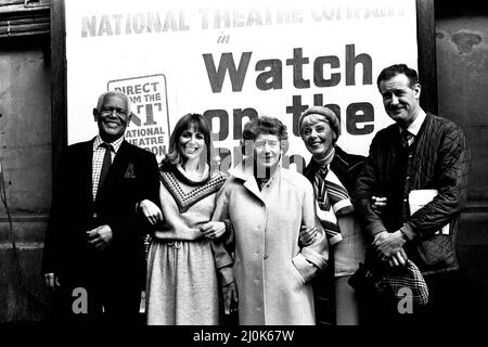 Einige der Darsteller aus der National Theature-Produktion von Watch on the Rhine im Theatre Royal, Newcastle am 22.. Oktober 1980. Von links nach rechts Frank Singuineau, Deborah Grant, Dame Peggy Ashcroft, Pauline Jameson und John Quayle Stockfoto