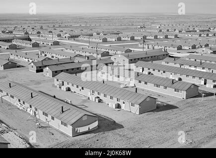 Luftaufnahme des Granada Relocation Center, einem Internierungslager für Amerikaner japanischer Abstammung während des Zweiten Weltkriegs, 30. November 1943 in Amache, Colorado. Am 18. März 2022 wurde der Ort von Camp Amache von Präsident Joe Biden zur nationalen historischen Stätte erklärt. Stockfoto