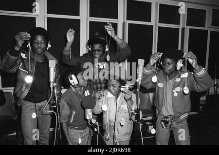 Musical Youth, britische jamaikanische Pop-/Reggae-Gruppe, in den Capital Radio Studios in London, wo sie helfen, eine Straßenverkehrssicherheitskampagne mit Glitzer-Discs zu starten 8.. Oktober 1982. Mitglieder der Gruppe sind: Freddie Waite alias Junior, Dennis Seaton, Patrick Waite, Michael Grant & Kelvin Grant Stockfoto