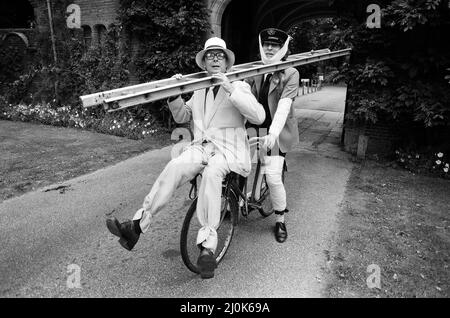 Eric Morecambe und Tom Baker vor Ort im Hever Castle, wo sie einen Comedy-Film drehen. 18.. August 1982. Stockfoto