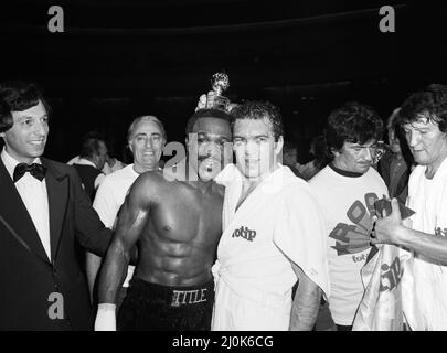 Maurice Hope / Rocky Mattioli (Neuverfilz). WBC World Super Welterweight Titel im Konferenzzentrum, Wembley, London, Großbritannien. Hoffnung gewann TKO in Runde 11.(Bild) Kämpfer nach ihrem WM-Kampf. 12.. Juli 1980 Stockfoto