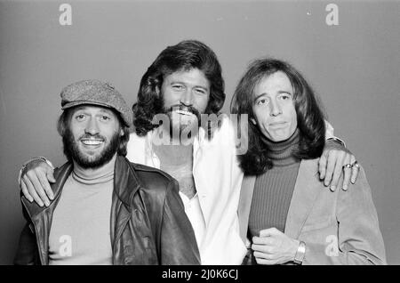 The Bee Gees zurück in London 22. November 1981. Von links nach rechts: Maurice Gibb Barry Gibb Robin Gibb *** Ortsüberschrift *** Sänger Stockfoto