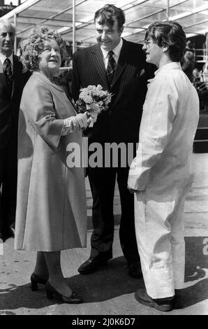 Königin Elizabeth, die Königin-Mutter, der Nordosten besucht Königin Elizabeth, die Königin-Mutter besucht Newcastle 2. Juni 1981, auf der Swan Hunter Shipyard in Wallsend, um die HMS Ark Royal zu starten und den 17-jährigen Werftarbeiter Steven Bagnall zu treffen, nachdem er ihr einen Blumenstrauß überreicht hatte, John Steele, der vorsitzende von Swan Hunter ist in der Mitte Stockfoto