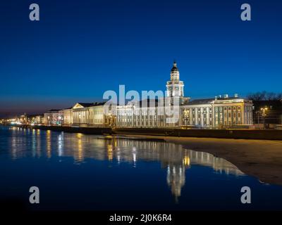 Die Nacht Blick auf die Kunstkammer, kunstkammer Museum, Wahrzeichen Gebäude auf Universitetskaya Embankment in St. Petersburg, Russland Stockfoto