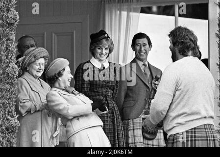 Die königliche Familie teilt einen Witz mit Geoff Capes, als sie an den Braemar Highland Games in Schottland teilnimmt. Von links nach rechts: Die Königin Mutter, Königin Elisabeth II., Prinzessin Diana, Prinz Charles und Geoff Capes. 4.. September 1982. Stockfoto