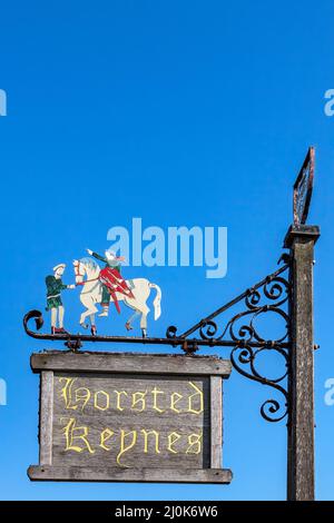 HORSTED KEYNES, WEST SUSSEX, Großbritannien - 8. OKTOBER : Blick auf das Dorfschild in Horsted Keynes, West Sussex am 8. Oktober 2009 Stockfoto