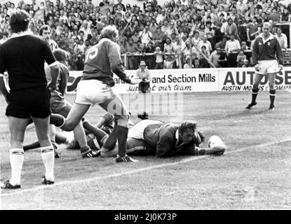 Sport - Rugby League - Cardiff Blue Dragons - Tommy David streckt sich aus, um beim Eröffnungsspiel der Rugby League gegen Salford im Ninian Park, dem Heimstadion des Cardiff City Football Club, einen Versuch für die Cardiff Blue Dragons zu machen - 30.. August 1981 Stockfoto