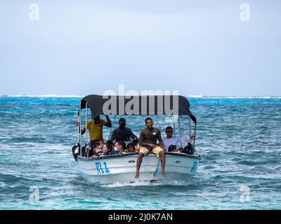 Playa de Spratt Bight, San Andrés, Kolumbien - November 17 2021: Viele Touristen nehmen ein Motorboot, um das Fisch- und Meeresleben zu sehen Stockfoto