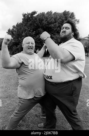 Wrestlerin Shirley Crabtree alias Big Drady mit dem britischen Ringer Martin Ruane, besser bekannt als Giant Haystacks.Juni 1981. Stockfoto