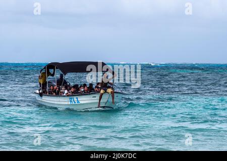 Playa de Spratt Bight, San Andrés, Kolumbien - November 17 2021: Viele Touristen nehmen ein Motorboot, um das Fisch- und Meeresleben zu sehen Stockfoto